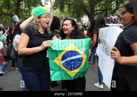 Rio de Janeiro, Rio de Janeiro, Brasil. 14th Sep, 2022. (INT) Nurses signal strike against suspension of new salary floor in Rio de Janeiro. September 14, 2022, Rio de Janeiro, Brazil: Nurses protest in the Quinta da Boa Vista region, in Rio de Janeiro, on Wednesday (14). Nurses protest against the repeal of the law that increases the salaries of professionals and which is under discussion in the Federal Supreme Court at the request of Minister Luis Roberto Barroso. A national strike could happen next week. (Credit Image: © Jose Lucena/TheNEWS2 via ZUMA Press Wire) Stock Photo