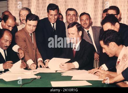 August 20 1971, Damascus, Syria: Federation for the Union of Arab Republics was an unsuccessful attempt by Muammar Gaddafi to merge Libya, Egypt and Syria in order to create a unified Arab state. Anwar Sadat suggested during the heads of state meeting that rather than a unified state, they create a political federation which enabled Egypt, Syria and Sudan to get large grants of Libyan oil money. An unofficial charter of merger, was never implemented as relations broke down the following year. The heads of state from left to Right are President ANWAR SADAT of the United Arab Republic, Presiden Stock Photo