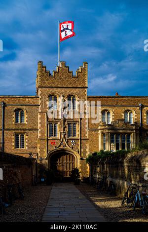 Jesus College Cambridge - Main gate entrance walkway, known as the chimney, to Jesus College, part of the University of Cambridge. Founded in 1496. Stock Photo