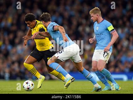 Borussia Dortmund's Donyell Malen (left) gets past Manchester City's John Stones during the UEFA Champions League Group G match at the Etihad Stadium, Manchester. Picture date: Wednesday September 14, 2022. Stock Photo