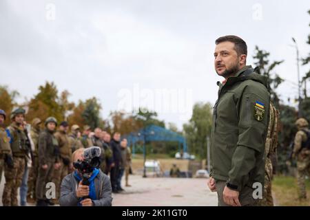 Izium, Ukraine. 14th Sep, 2022. Ukrainian President Volodymyr Zelenskyy, delivers remarks to troops during a ceremony outside the burned out city hall, September 14, 2022 in Izium, Kharkiv region, Ukraine. Zelensky made a surprise visit to the city recaptured from Russia during a Ukrainian counteroffensive. Credit: Ukrainian Presidential Press Office/Ukraine Presidency/Alamy Live News Stock Photo