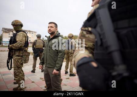 Izium, Ukraine. 14th Sep, 2022. Ukrainian President Volodymyr Zelenskyy, takes a walking tour of the liberated city, September 14, 2022 in Izium, Kharkiv region, Ukraine. Zelensky made a surprise visit to the city recaptured from Russia during a Ukrainian counteroffensive. Credit: Ukrainian Presidential Press Office/Ukraine Presidency/Alamy Live News Stock Photo