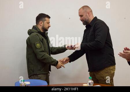 Izium, Ukraine. 14th Sep, 2022. Ukrainian President Volodymyr Zelenskyy, left, presents an award to Kharkiv Regional Military Administration Oleg Syniehubov, September 14, 2022 in Izium, Kharkiv region, Ukraine. Zelensky made a surprise visit to the city recaptured from Russia during a Ukrainian counteroffensive. Credit: Ukrainian Presidential Press Office/Ukraine Presidency/Alamy Live News Stock Photo