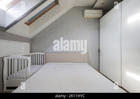 Intérieur confortable de la chambre de bébé avec fauteuil confortable Photo  Stock - Alamy