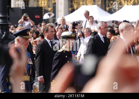 The Mall, London, UK. 14th September 2022. On the death of Queen Elizabeth II - royal family members follow the Queen's coffin in a procession from Buckingham Palace to Westminster Hall for the lying-in-state. Credit: Andrew Stehrenberger / Alamy Live News Stock Photo