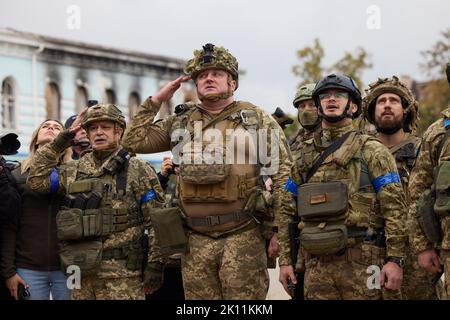 September 14, 2022, Izyum, Kharkiv region, Ukraine: Ukrainian soldiers at the flag raising ceremony. Ukrainian President Zelenskyy has paid a surprise visit to Izyum in Kharkiv region after the city was recaptured from Russian forces. Ukrainian President Zelenskyy has paid a surprise visit to Izyum in Kharkiv region after the city was recaptured from Russian forces. (Credit Image: © Ukraine Presidential Press Service/ZUMA Press Wire) Stock Photo