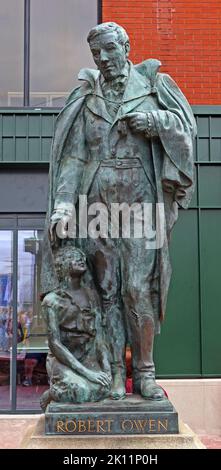 Robert Owen statue,corner of Balloon Street and Corporation Street, Manchester, England, UK, this a copy of a sculpture designed by Gilbert Bayes 1994 Stock Photo