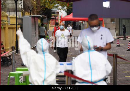 GUIYANG, CHINA - SEPTEMBER 15, 2022 - Residents conduct temperature measurement, code scanning and nucleic acid sampling in an orderly manner in Guiya Stock Photo