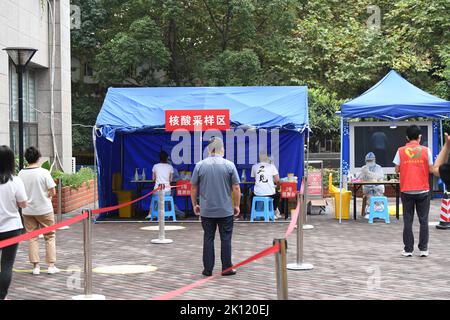 GUIYANG, CHINA - SEPTEMBER 15, 2022 - Residents conduct temperature measurement, code scanning and nucleic acid sampling in an orderly manner in Guiya Stock Photo