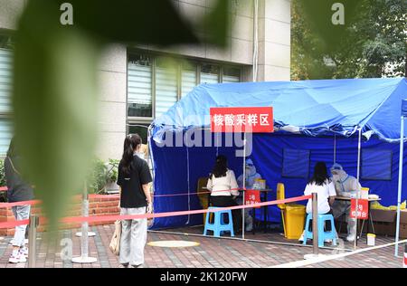 GUIYANG, CHINA - SEPTEMBER 15, 2022 - Medical staff conduct nucleic acid samples for residents at a nucleic acid sampling site in Guiyang, Guizhou pro Stock Photo