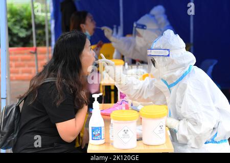 GUIYANG, CHINA - SEPTEMBER 15, 2022 - Medical staff conduct nucleic acid samples for residents at a nucleic acid sampling site in Guiyang, Guizhou pro Stock Photo