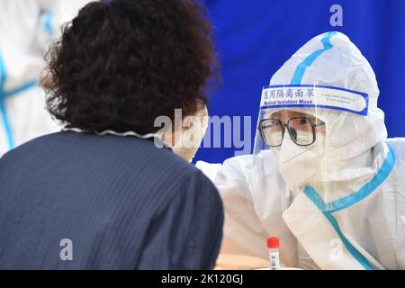 GUIYANG, CHINA - SEPTEMBER 15, 2022 - Medical staff conduct nucleic acid samples for residents at a nucleic acid sampling site in Guiyang, Guizhou pro Stock Photo