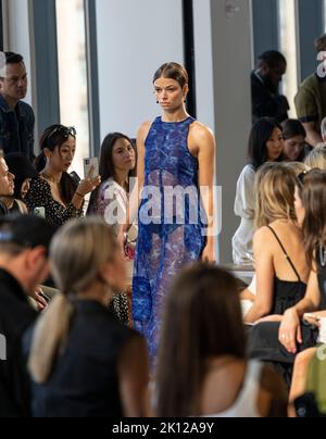 New York, New York, USA. 14th Sep, 2022. New York, NY - September 14, 2022: Model walks runway for DEVEAUX Spring/Summer 2022 fashoin week show at Sptring Studios (Credit Image: © Lev Radin/Pacific Press via ZUMA Press Wire) Stock Photo