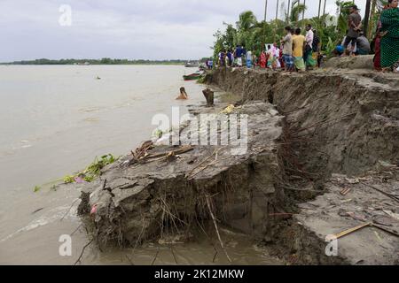 Several hundred families of Sardar Kandi and Shambhu Haldar Kandi villages lost their homes and valuable as Padma river erosion has taken a serious turn, in Munshiganj, Bangladesh, September 14, 2022. Half of the cultivated land and residential houses of two villages have been lost in the Padma River. The victims were relieved on Tuesday as geo bags filled with sands were placed along the embankments under the initiative of the Water Development Board. Photo by Kanti Das Suvra/ABACAPRESS.COM Stock Photo