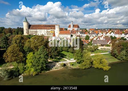 Luftbild Lauingen an der Donau mit dem ehemaligen Schloss Lauingen und der Stadtpfarrkirche St. Martin, Bayern, Deutschland  |  Aerial view of Lauinge Stock Photo