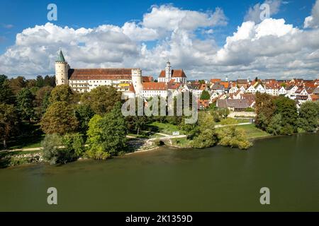 Luftbild Lauingen an der Donau mit dem ehemaligen Schloss Lauingen und der Stadtpfarrkirche St. Martin, Bayern, Deutschland  |  Aerial view of Lauinge Stock Photo