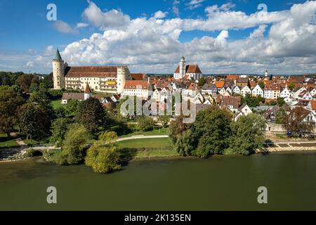 Luftbild Lauingen an der Donau mit dem ehemaligen Schloss Lauingen und der Stadtpfarrkirche St. Martin, Bayern, Deutschland  |  Aerial view of Lauinge Stock Photo