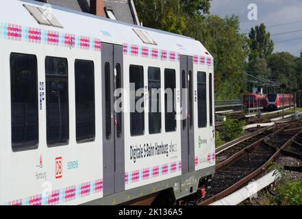 15 September 2022, Hamburg: A digital S2 line S-Bahn train leaves Bergedorf station. From September 15, digitally controlled commuter trains will be running regularly on Line S2 between Berliner Tor and Bergedorf. Photo: Marcus Brandt/dpa Stock Photo