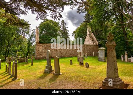 ST MARYS KIRK AUCHINDOIR ABERDEENSHIRE SCOTLAND SUMMER THE GRAVEYARD AND CHURCH BUILDING Stock Photo