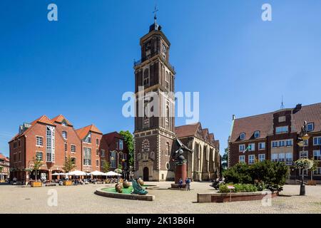 Deutschland, Coesfeld, Berkel, Baumberge, Muensterland, Westfalen, Nordrhein-Westfalen, NRW, Marktplatz, Marktbrunnen, Wasserbecken, Katholische Pfarr Stock Photo