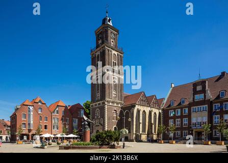 Deutschland, Coesfeld, Berkel, Baumberge, Muensterland, Westfalen, Nordrhein-Westfalen, NRW, Marktplatz, Marktbrunnen, Wasserbecken, Katholische Pfarr Stock Photo