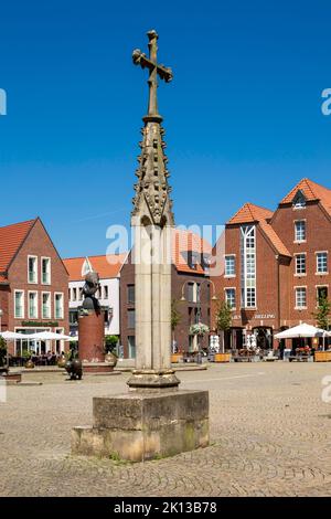 Deutschland, Coesfeld, Berkel, Baumberge, Muensterland, Westfalen, Nordrhein-Westfalen, NRW, Marktplatz, Steinernes Marktkreuz, Buergerhaeuser und Ges Stock Photo