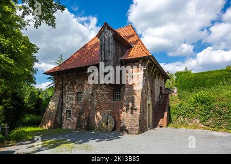 Deutschland, Coesfeld, Berkel, Baumberge, Muensterland, Westfalen, Nordrhein-Westfalen, NRW, Bischofsmuehle am Honigbach, ehemalige Wassermuehle *** L Stock Photo