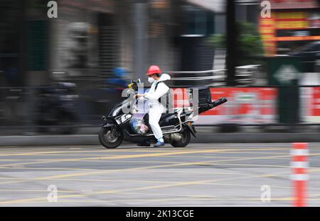 GUIYANG, CHINA - SEPTEMBER 15, 2022 - A deliveryman delivers daily supplies to residents in Guiyang, Guizhou province, China, on Sept 15, 2022. Stock Photo