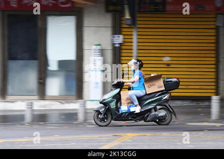 GUIYANG, CHINA - SEPTEMBER 15, 2022 - A deliveryman delivers daily supplies to residents in Guiyang, Guizhou province, China, on Sept 15, 2022. Stock Photo