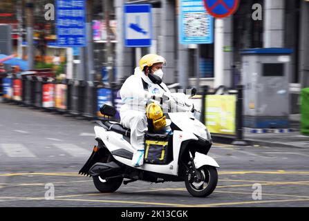 GUIYANG, CHINA - SEPTEMBER 15, 2022 - A deliveryman delivers daily supplies to residents in Guiyang, Guizhou province, China, on Sept 15, 2022. Stock Photo