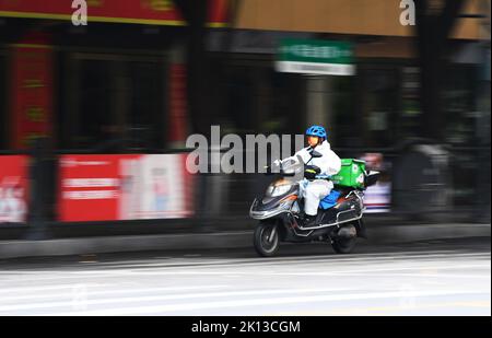 GUIYANG, CHINA - SEPTEMBER 15, 2022 - A deliveryman delivers daily supplies to residents in Guiyang, Guizhou province, China, on Sept 15, 2022. Stock Photo