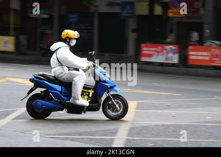 GUIYANG, CHINA - SEPTEMBER 15, 2022 - A deliveryman delivers daily supplies to residents in Guiyang, Guizhou province, China, on Sept 15, 2022. Stock Photo