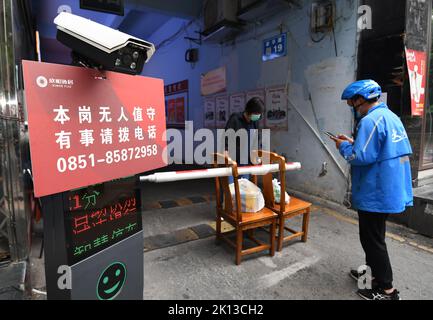 GUIYANG, CHINA - SEPTEMBER 15, 2022 - Residents pick up daily supplies delivered in Guiyang, Guizhou province, China, Sept 15, 2022. Stock Photo