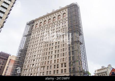 flatiron building under renovation new york city manhattan Stock Photo