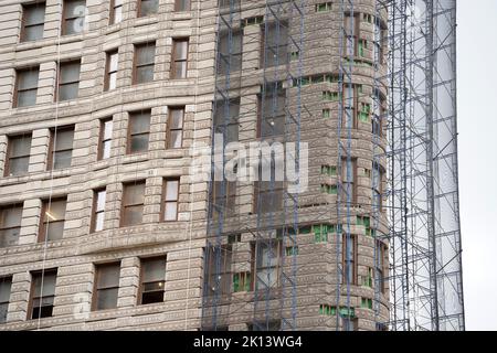 flatiron building under renovation new york city manhattan Stock Photo