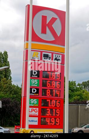 billiger Sprit bei Circle K Tankstellen in Kostrzyn, Polen. Preistafel, Tanktourismus, Spritpreise. Stock Photo