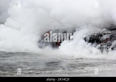 The lava glow of magma flowing in the ocean, Volcanic National Park Hawaii Stock Photo
