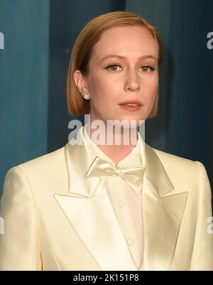Hannah Einbinder attends the 2022 Vanity Fair Oscar Party at the Wallis