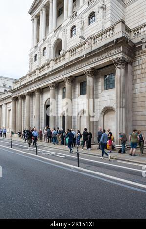 People queuing on Threadneedle Street, presumably for entry to the museum at The Bank of England. City of London, England, UK Stock Photo