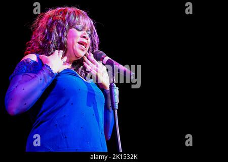 September 14, 2022, Sheffield, South Yorkshire, U.K: Deniece Williams Performing on The Giants Of Soul Tour at Sheffield City Hall , Sheffield , Uk , 14.09.2022 (Credit Image: © Robin Burns/ZUMA Press Wire) Stock Photo