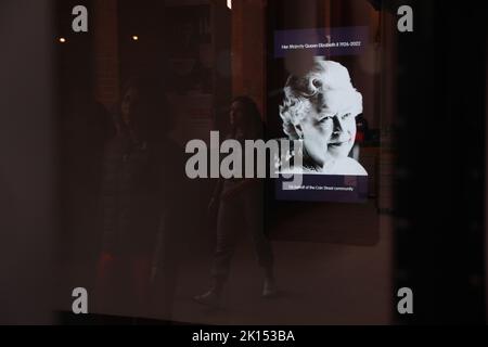 London, UK. 15 September, 2022. A screen shows a picture of Britain's Queen Elizabeth II in the Southbank while people queue to pay their respect to the late monarch. Picture date: Thursday September 15, 2022, London. Credit: Isabel Infantes/Alamy Live News Stock Photo