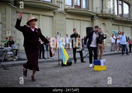 Odessa, Ukraine. 15th Sep, 2022. A woman is seen dancing to the music of a street band. Despite the full-scale invasion of the Russian Federation, on the weekends, joy and life reign on the main street of Odessa - Deribasovskaya, vacationers walk, dance, having fun, as in peacetime. Deribasovskaya street - one of the central streets of the city of Odessa, is one of the main attractions of the city.Since the end of the 20th century, most of Deribasovskaya has been closed to traffic and is a pedestrian zone. Deribasovskaya is a popular place for festivities. There are numerous cafes and sho Stock Photo