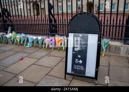 Flowers and messages left outside Buckingham Palace following the death of Queen Elizabeth II. Sign informing visitors to leave flowers in Green Park Stock Photo