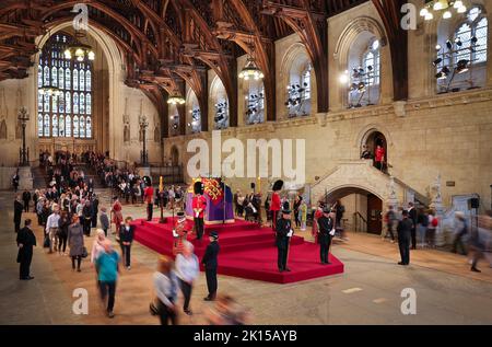 London, UK. 15th Sep, 2022. Mourners slowly walk past the coffin with Queen Elizabeth II in Westminster Hall and say goodbye. The coffin with the queen is laid out for four days in the Palace of Westminster (Parliament). The British Queen Elizabeth II died on 08.09.2022 at the age of 96. Credit: Christian Charisius/dpa/Alamy Live News Stock Photo