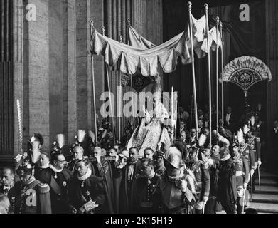 Pope Pius XII, being carried in a sedia gestatoria. Stock Photo