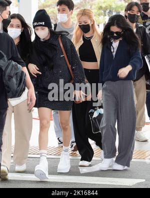 Seoul, South Korea. 15th Sep, 2022. (L to R) South Korean vocal Jisoo and Thai rapper, singer Lisa, South Korean singer Rose and Jennie, of South Korean K-Pop girl group BLACKPINK is seen on departure at Incheon International Airport in Incheon, South Korea on September 15, 2022. (Photo by: Lee Young-ho/Sipa USA) Credit: Sipa USA/Alamy Live News Stock Photo