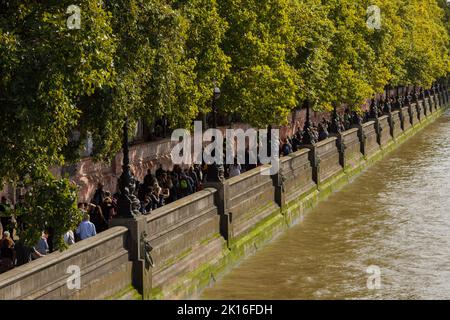 London, UK. 15th Sep, 2022. People wait in line to pay tributes to the late Queen Elizabeth II in London, UK, Sept. 15, 2022. The Queen will lie in state in Westminster Hall for several days before her funeral on Sept. 19. Credit: Tim Ireland/Xinhua/Alamy Live News Stock Photo