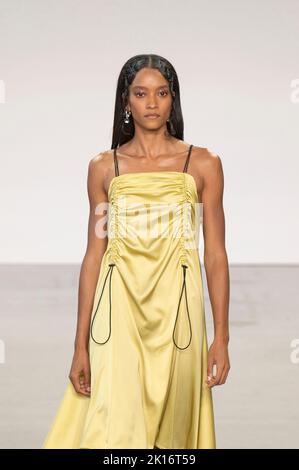 New York, USA. 14th Sep, 2022. NEW YORK, NEW YORK - SEPTEMBER 14: A model walks the runway at the Deveaux fashion show during September 2022 New York Fashion Week: The Shows at Spring Studios on September 14, 2022 in New York City. Credit: Ron Adar/Alamy Live News Stock Photo