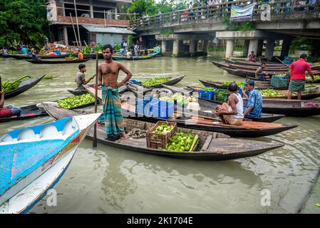 Barishal, Bangladesh. 16th September, 2022. Among some of the most fascinating things in the South region of Bangladesh is the beautiful Floating Guava Market of Swarupkathi of Pirojpur in Barishal Division. The guava was a culinary hit with the locality and its fame gradually spread across the country. Today guava is cultivated in five unions of Swarupkathi across 640 hectares of land. For more than 100 years, the local farmers have been experiencing the ups and downs of life along with the ebb and flow of the river. Many farmers and wholesalers gather here every day. Stock Photo