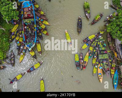 Barishal, Bangladesh. 16th September, 2022. Among some of the most fascinating things in the South region of Bangladesh is the beautiful Floating Guava Market of Swarupkathi of Pirojpur in Barishal Division. The guava was a culinary hit with the locality and its fame gradually spread across the country. Today guava is cultivated in five unions of Swarupkathi across 640 hectares of land. For more than 100 years, the local farmers have been experiencing the ups and downs of life along with the ebb and flow of the river. Many farmers and wholesalers gather here every day. Stock Photo